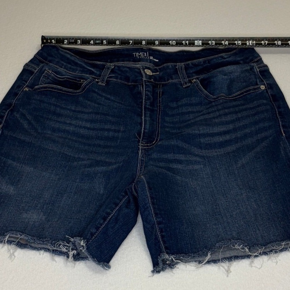 Time and Tru Mid-Rise Denim Shorts Dark Wash Raw Hem Size 16 Blue Stretch - Picture 3 of 7